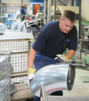 worker manufacturing bend at Nordfab Europe